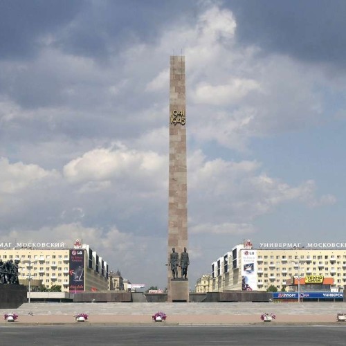 Трансфер на Tesla из аэропорта с экскурсией по Петербургу