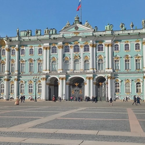 Романовы без трона: групповая прогулка по Дворцовой набережной