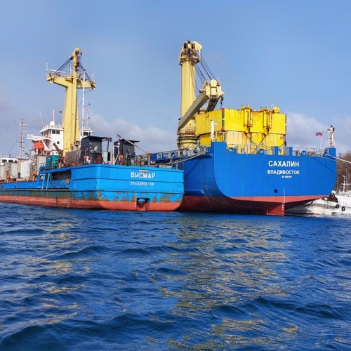 На моторной лодке — вдоль побережья острова Русский
