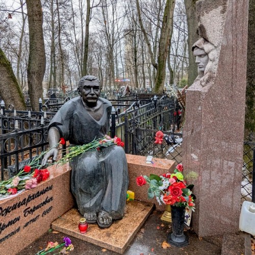 Кумиры, герои и святые старинного Ваганьковского кладбища в Москве