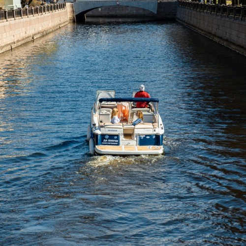 Классика Петербурга: прогулка на катере с аудиогидом или музыкой