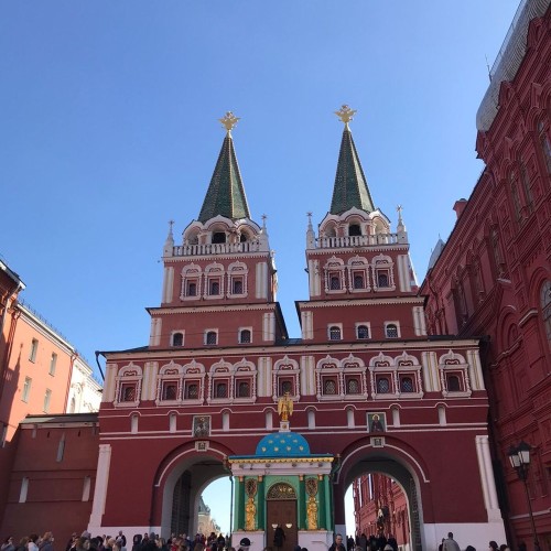 «Москва — это Красная площадь, Москва — это звёзды Кремля...»