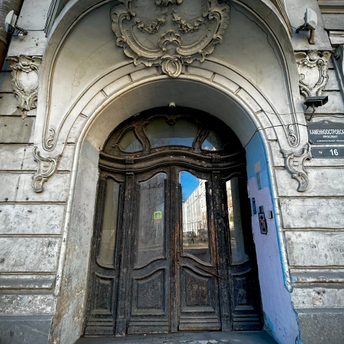 Петроградская сторона: северный модерн, поэты и чекисты