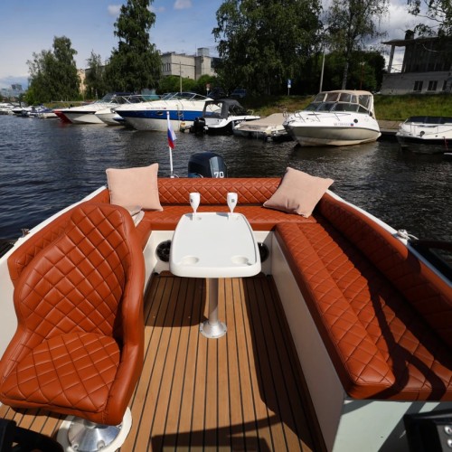 На стильном катере — к самому высокому зданию Европы