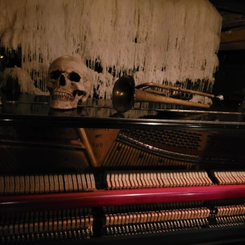 По секретным барам — на премиальном авто с панорамной крышей