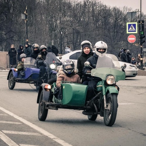Советский Ленинград: прогулка на ретро-мотоцикле с коляской