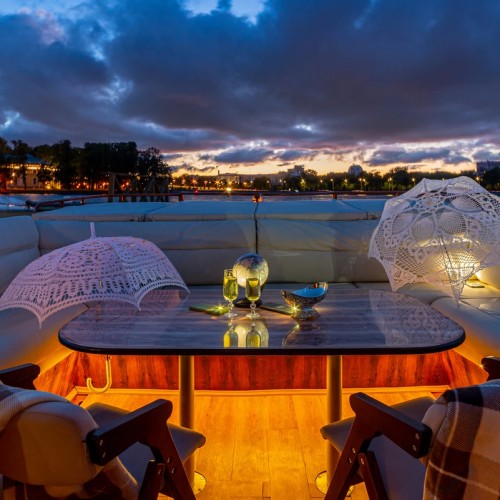 Индивидуальная экскурсия на атмосферном катере «Онегин»