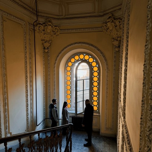 От парадных до стрит-арта: по знаковым местам Петербурга на авто премиум-класса