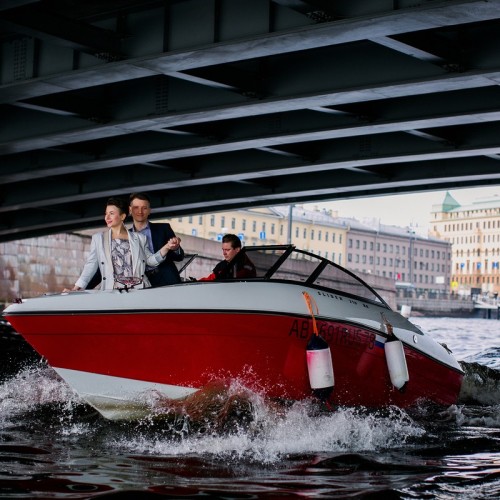 На катере — по Неве