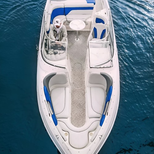 По Петербургу — на индивидуальном катере