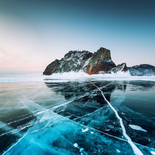 Зимняя рыбалка на льду Байкала своей компанией