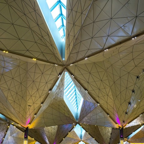 Трансфер на Tesla из аэропорта с экскурсией по Петербургу