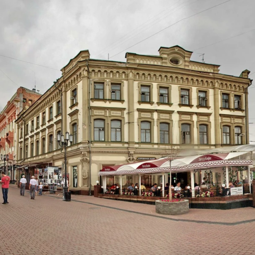 Исторический портрет Нижнего Новгорода на фоне Большой Покровской