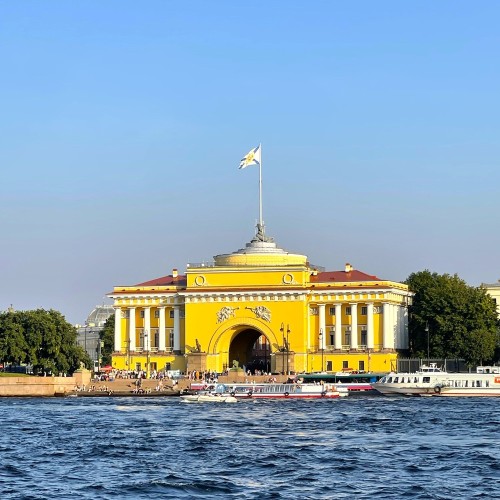 Трансфер из аэропорта или вокзала с обзорной экскурсией по Петербургу