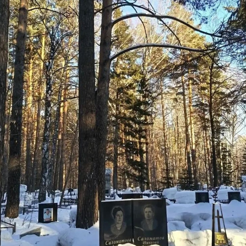 По Заельцовскому кладбищу в Новосибирске