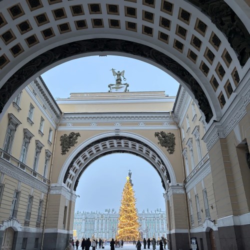 Романовы без трона: групповая прогулка по Дворцовой набережной
