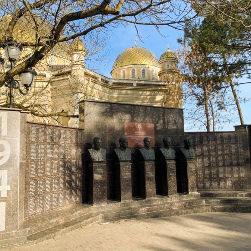 От героев иных времён не осталось порой имён...