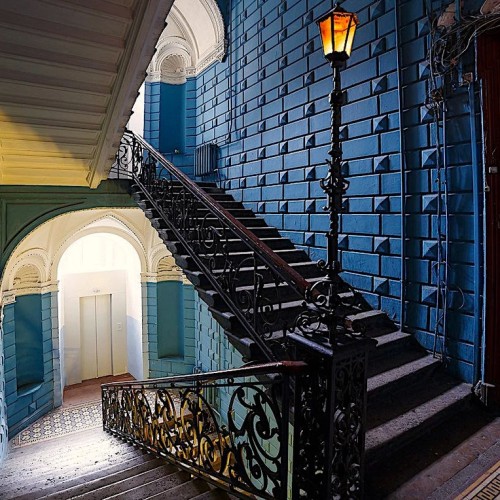 Доходные дома, дворы-колодцы и парадные лестницы