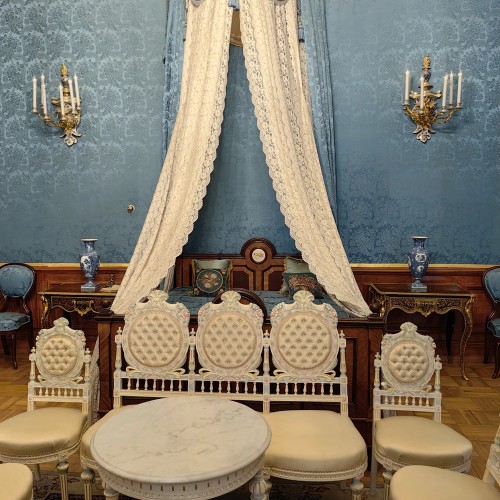 У Юсуповых дома