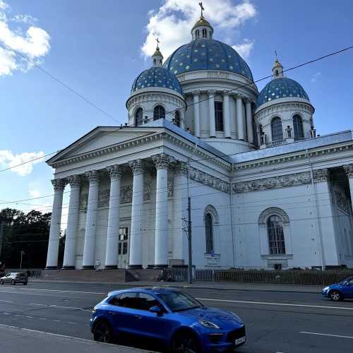 От парадных до стрит-арта: по знаковым местам Петербурга на авто премиум-класса