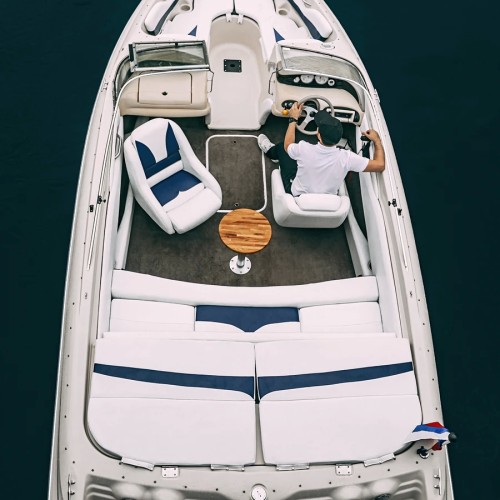 На премиальном катере — по акватории Невы через реку Карповка