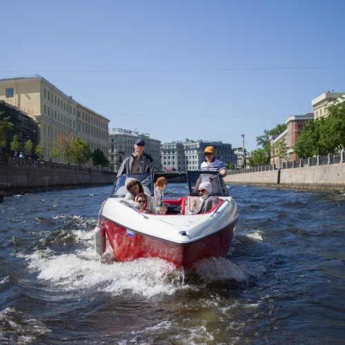 На ярком катере — по рекам и каналам Петербурга
