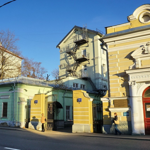 Гостиная горка на берегу Яузы