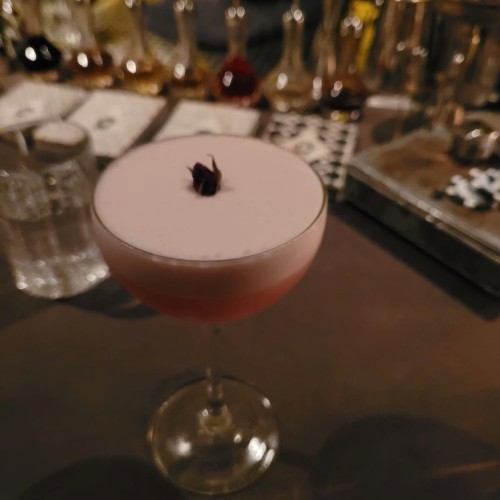 По секретным барам — на премиальном авто с панорамной крышей