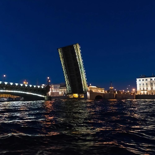 Ночная прогулка от Эрмитажа и развод мостов — на теплоходе