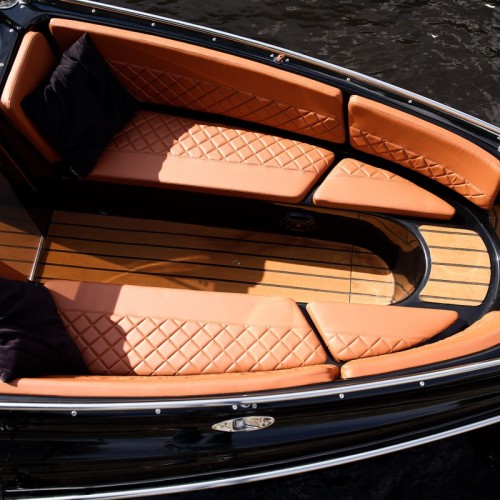 По водным артериям Петербурга — на чёрном катере