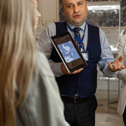 Торжественное настроение в Музее Фаберже и рядом с ним