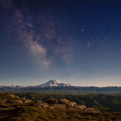 Пик звездопада Персеиды: ночь на плато Канжол в палатках с видом на Эльбрус