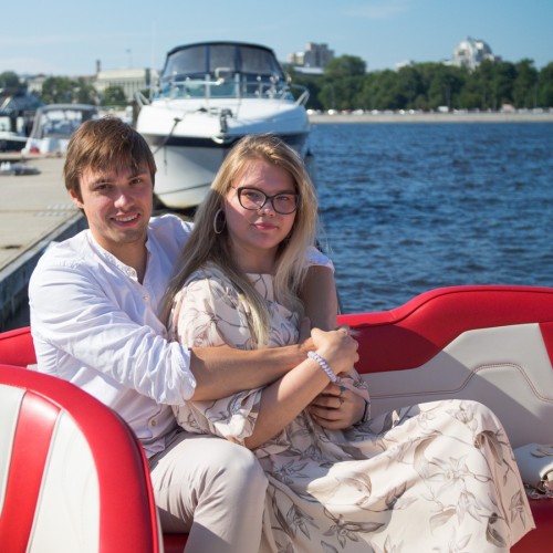 На катере — по Неве