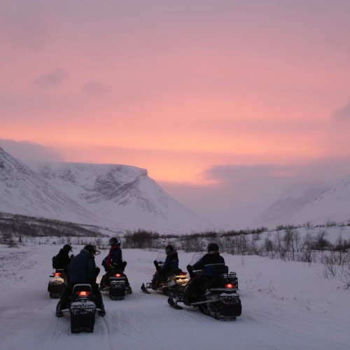 «Всё включено» на Кольском: охота за сиянием, снежное сафари, айс-флоатинг, арктическая кухня