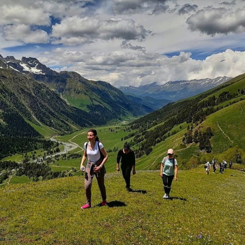 В горы — от суеты и забот: треккинг в Архызе без рюкзаков