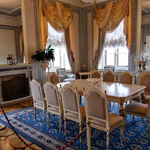 Из Петербурга — в Константиновский дворец в группе