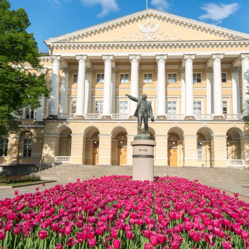 Смольный за 300 лет: от Смольного двора до убийства Кирова