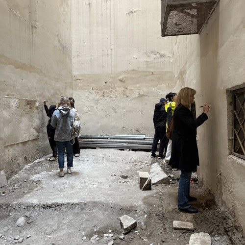 По Васильевскому с островитянином!