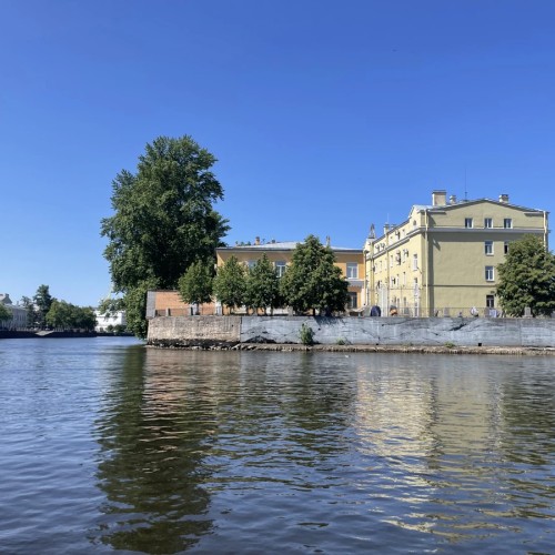 По воде — через закрытые территории Адмиралтейских верфей