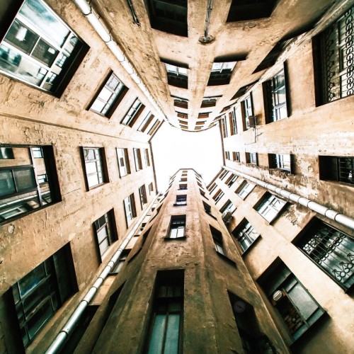 Секреты и лабиринты Петроградской стороны: дворы, парадные, легенды