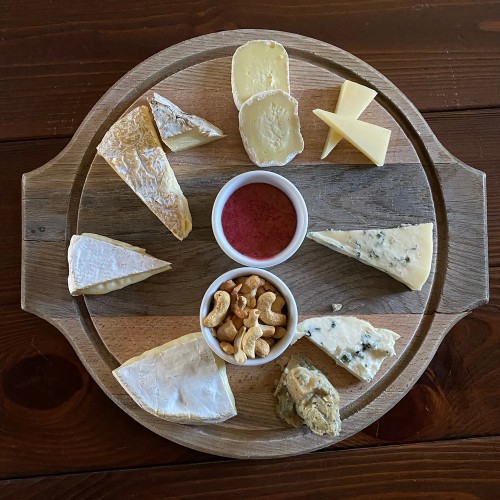 Сыр, бурёнки и вино: экскурсия с дегустацией на ферме под Петербургом