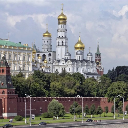 Детская экскурсия по территории Кремля