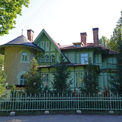 Аптекарский и Каменный острова на авто: особняки, дачи и респектабельные кварталы