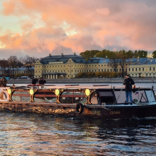 К разводным мостам — на ночном теплоходе