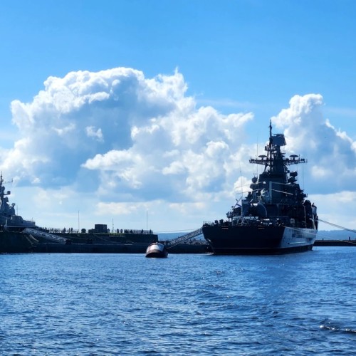 Город-крепость, город-порт: в Кронштадт на метеоре