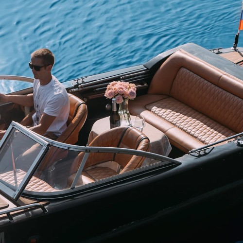 Развод мостов без толпы — на стильном катере