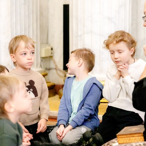 Экскурсия для детей «Каменная шкатулка Эрмитажа: малахит, лазурит и мозаика»