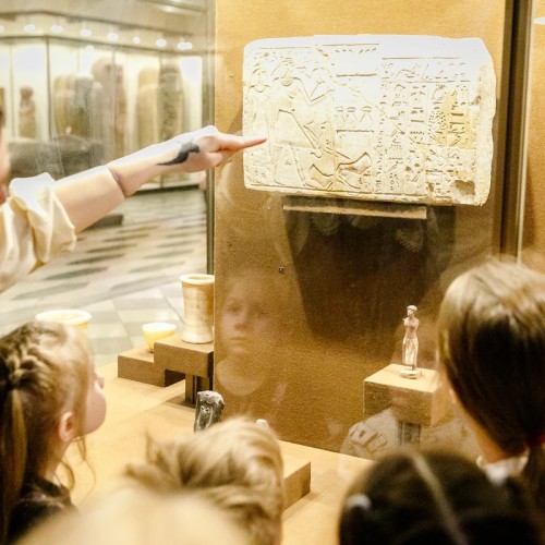 В Египетский зал Эрмитажа с энтомологом