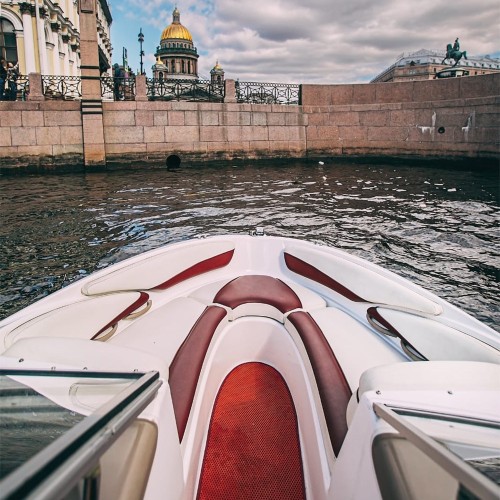 Прогулка на открытом катере — от центра Петербурга до новых кварталов у воды