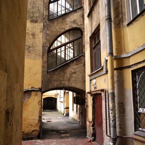 В поисках самого яркого двора Петербурга